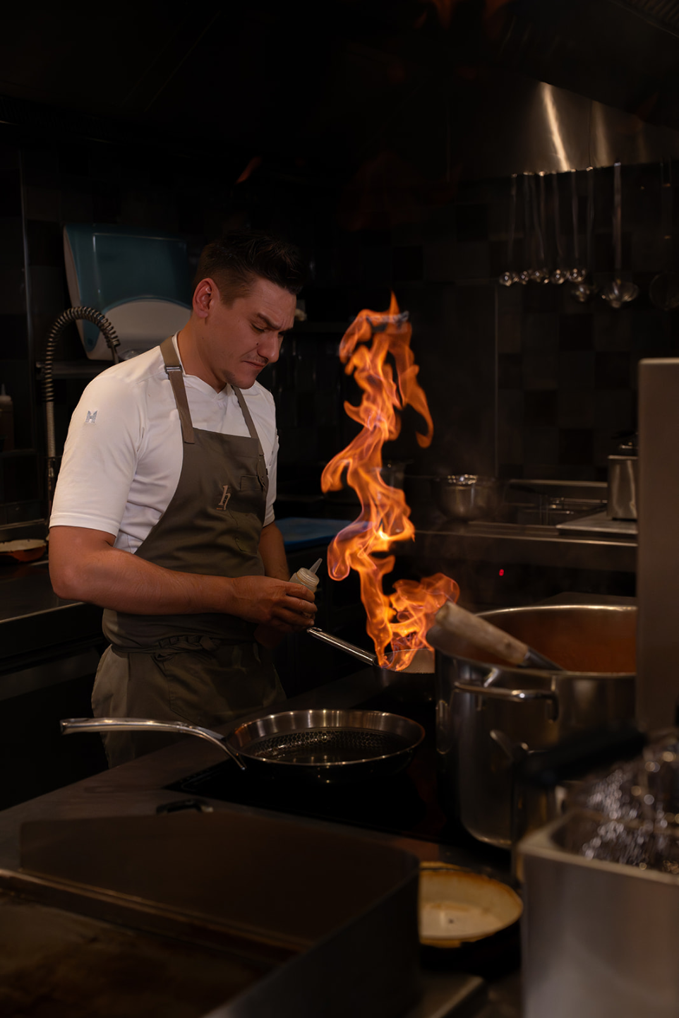 Keuken van Brabohoeve Schilde, chef aan het vuur