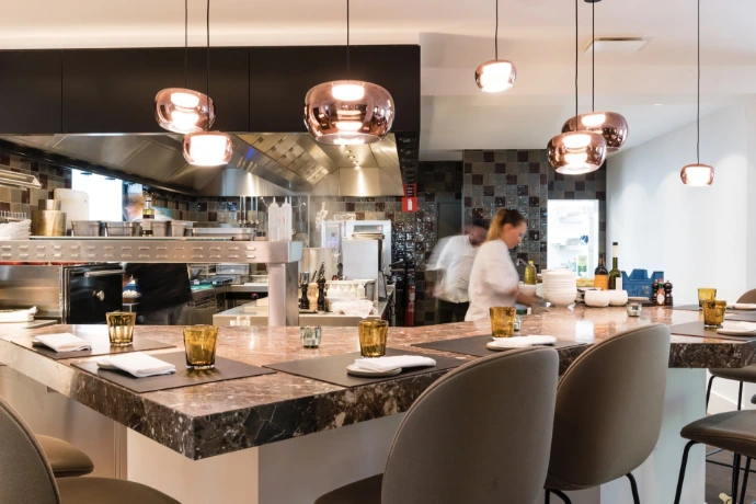 Chef's table met zicht op de keuken, Brabohoeve Schilde