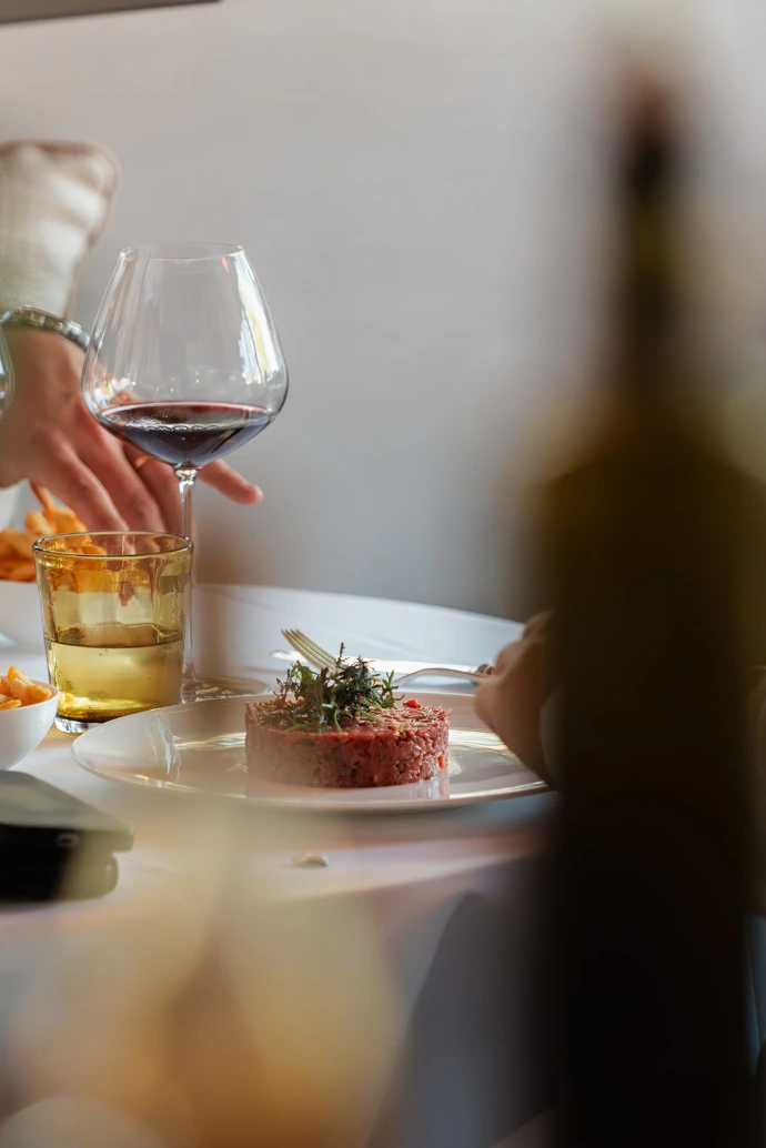 Steak tartare and red wine