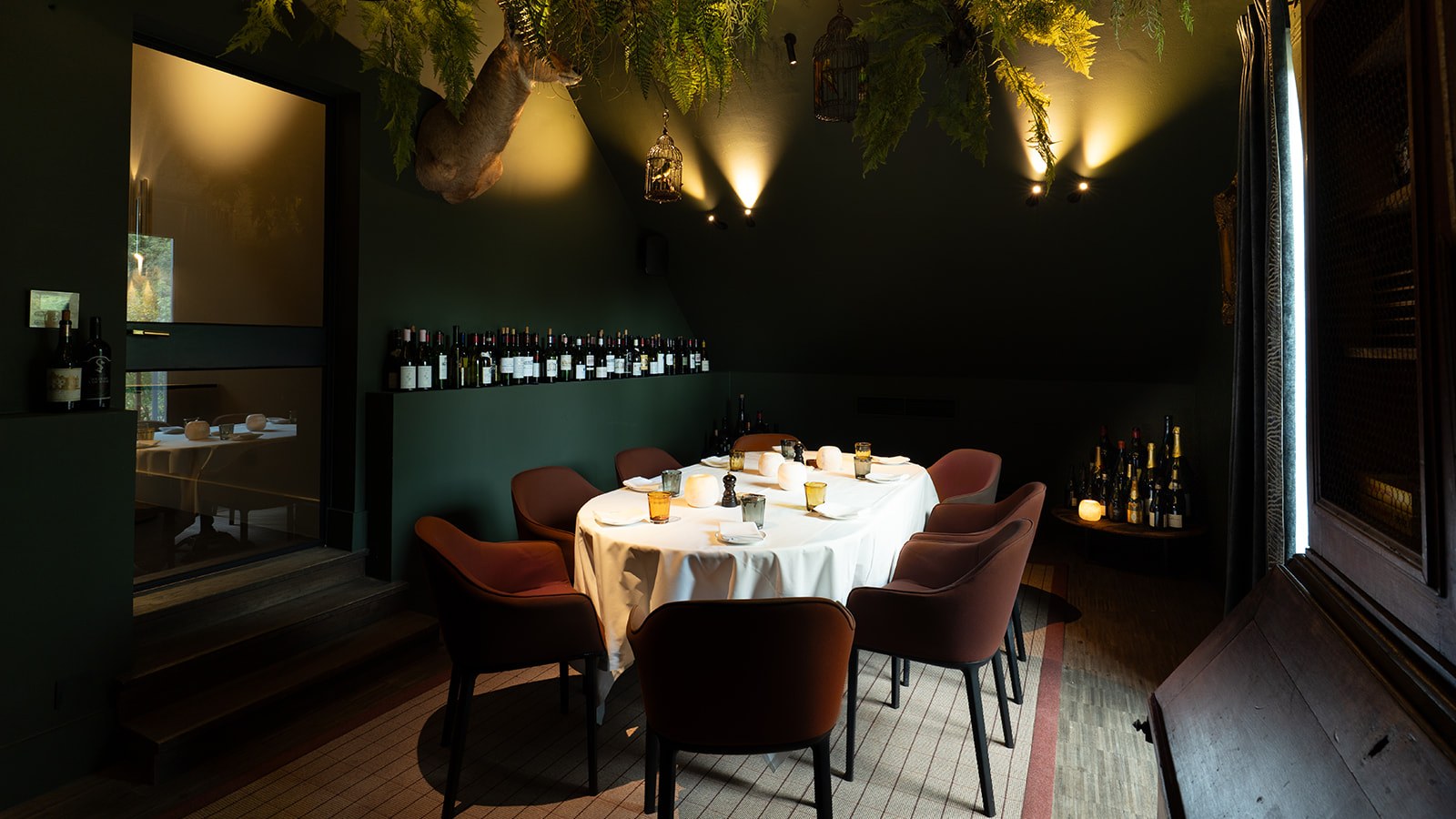 Festively laid round table in the atmospheric Private dining room with green walls at Brabohoeve