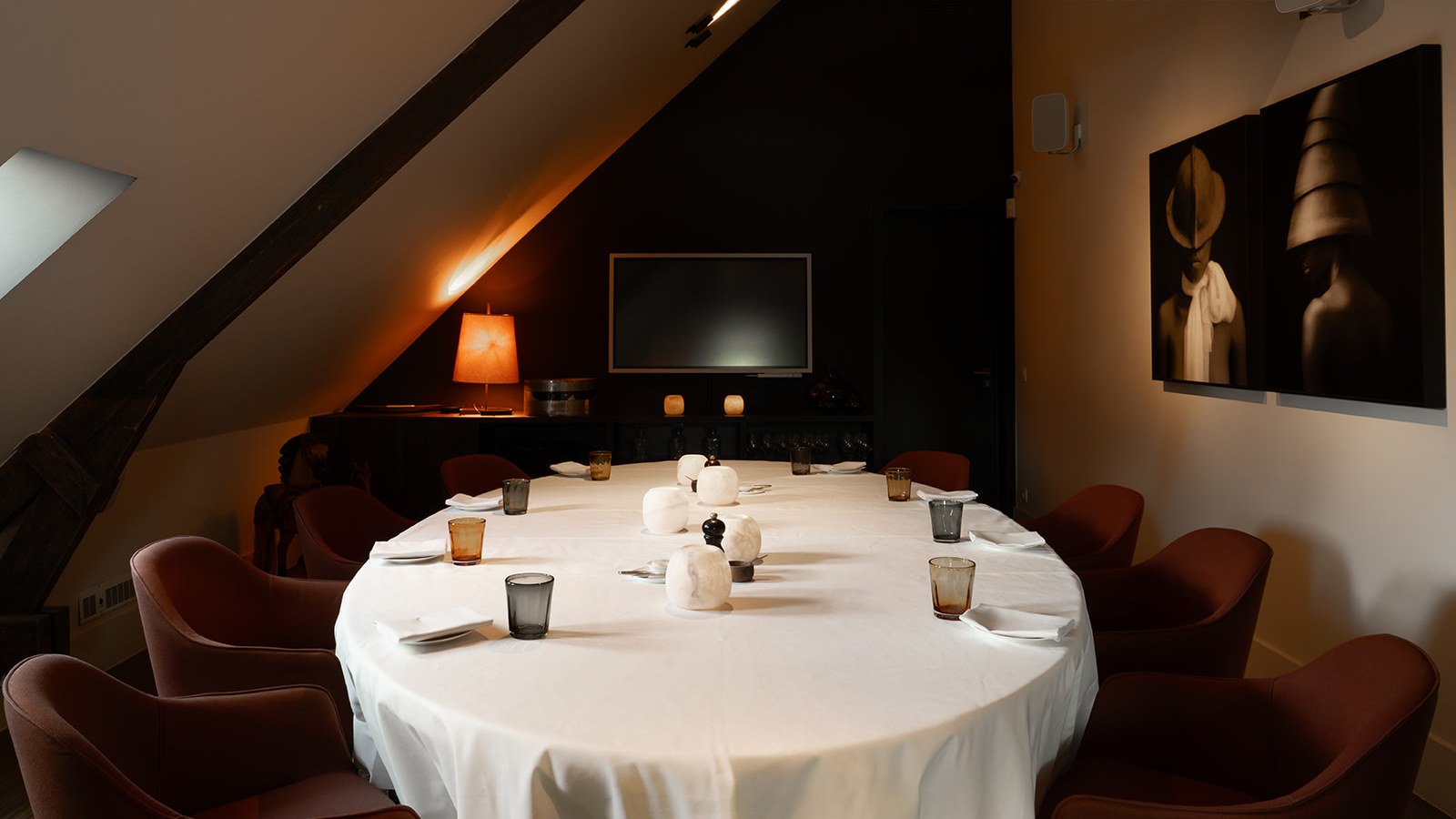 Festively laid table in the cosy loft room at Brabohoeve